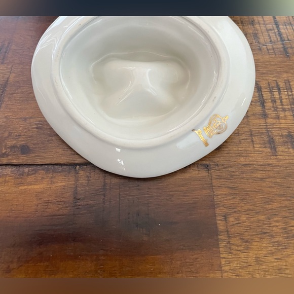 Vintage Dresden white hat with gold figurine - Picture 7 of 7